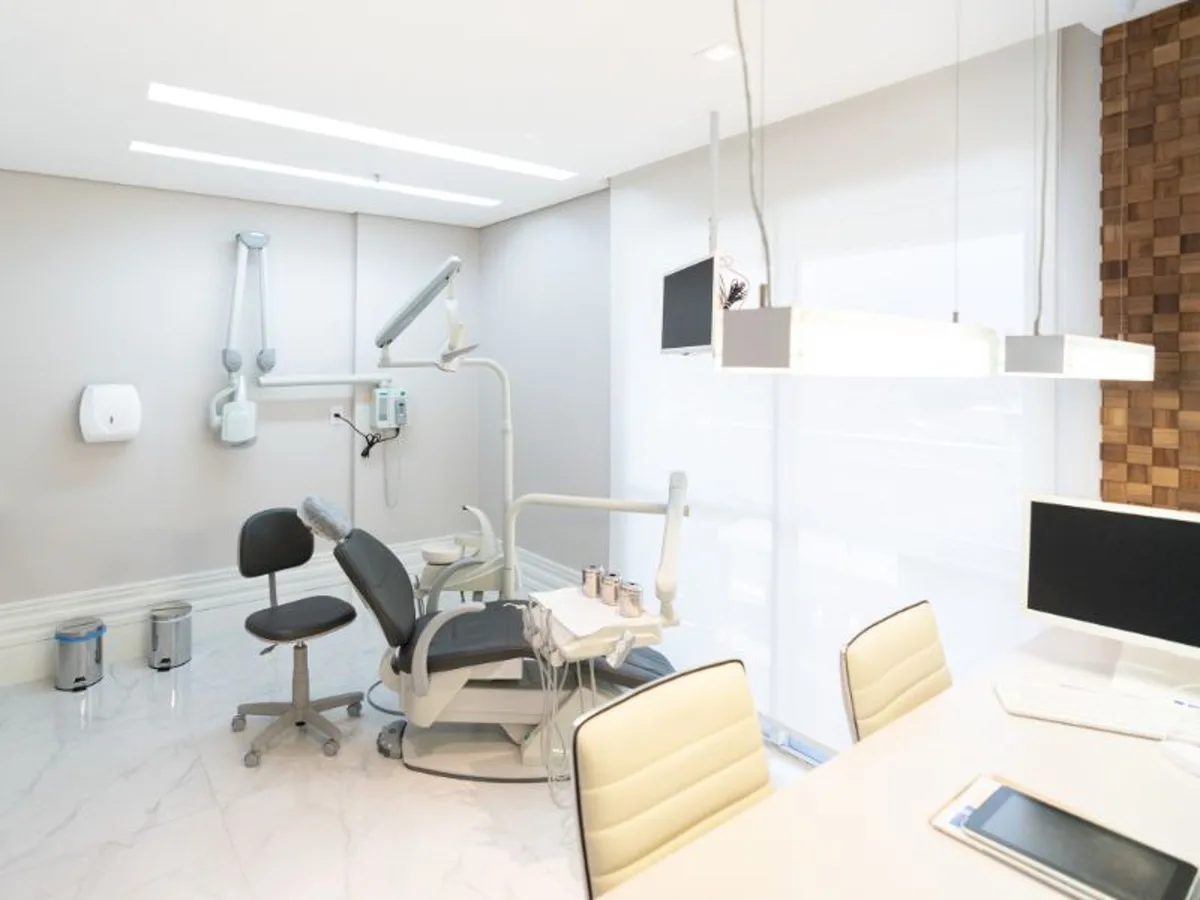 Hygienisch gereinigter Behandlungsraum einer Arztpraxis